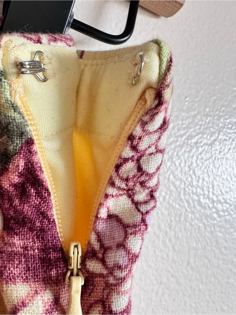 The A&F Ultra High Rise Scarlett Yellow & Wine Floral Linen-Blend Mini Skort - M - Picture 4 of 16